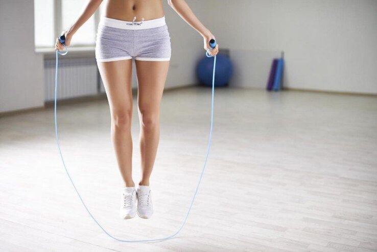 Exercices à la corde pour amincir les côtés et l'abdomen